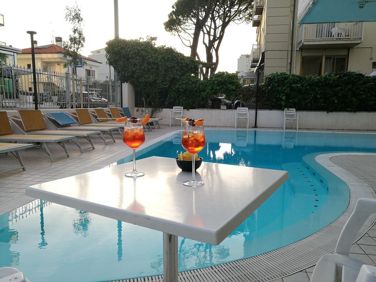 Hotel Imperiale Riccione Esterno foto